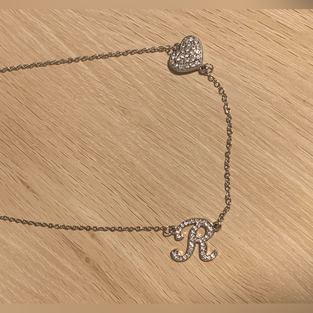 LIKE NEW "R" INITIAL NECKLACE - Picture 2 of 3